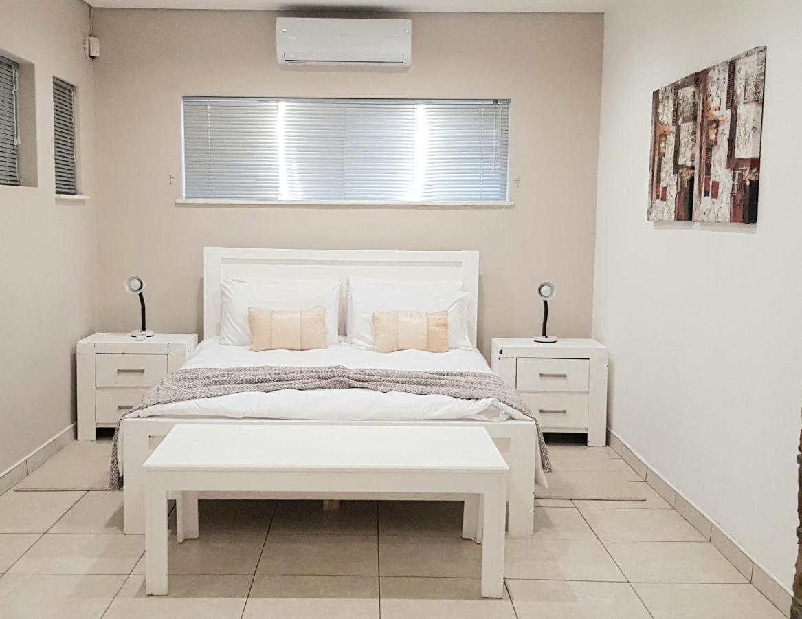 Feather Self Catering Accommodation Windhoek Exterior foto